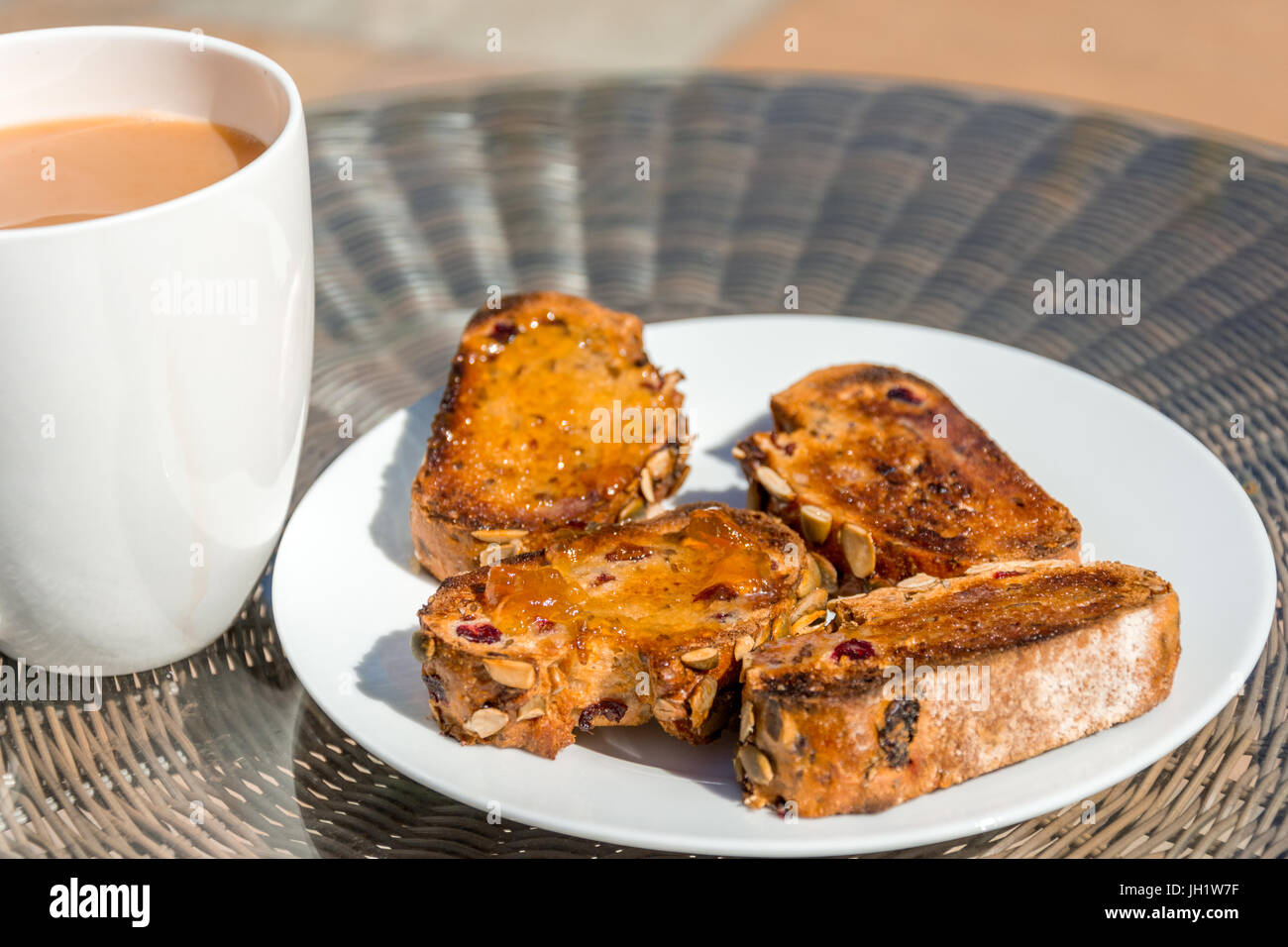 La prima colazione con pane tostato e marmellata e tazza di tè Foto Stock