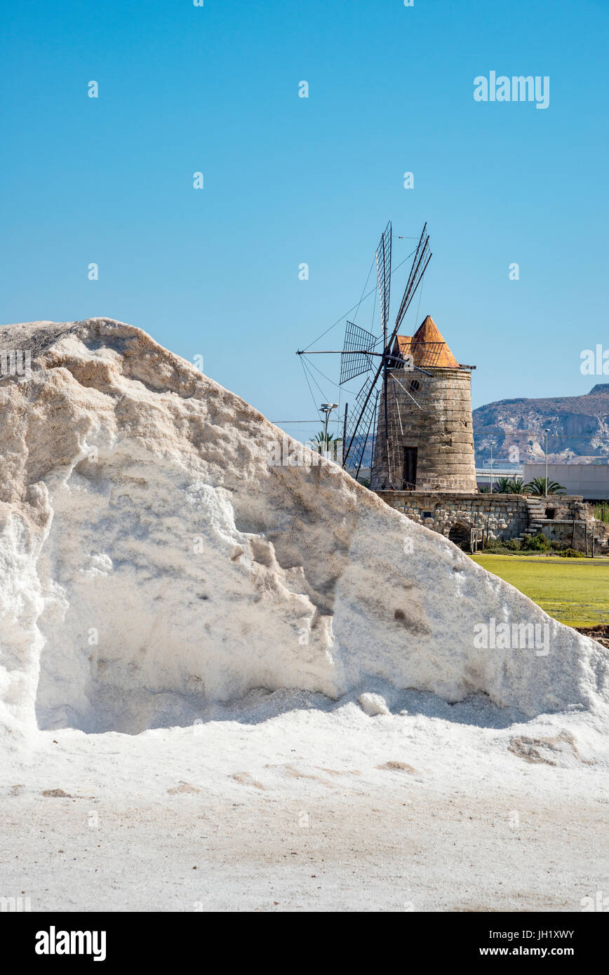 Per la produzione di sale e mulino a vento a Trapani, sulla costa occidentale della Sicilia, Italia. Foto Stock