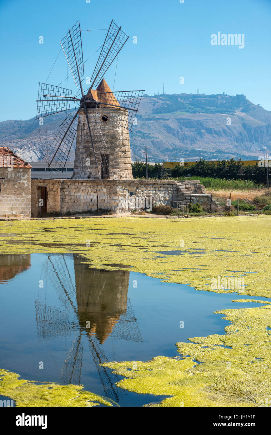 Il mulino a vento restaurato per la produzione di sale a Trapani, sulla costa occidentale della Sicilia, Italia. Foto Stock