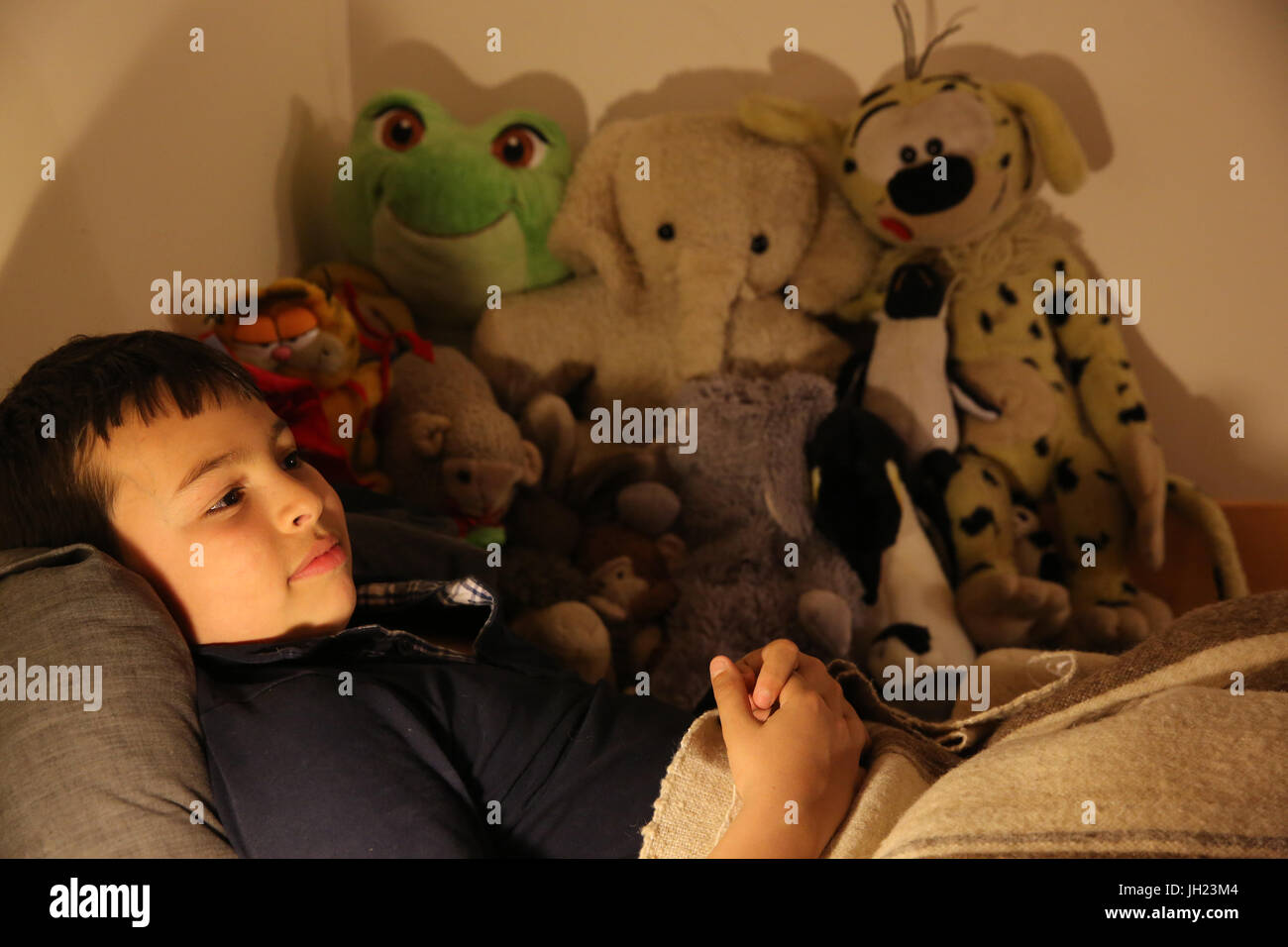 Il 10-anno-vecchio ragazzo nel suo letto. La Francia. Foto Stock