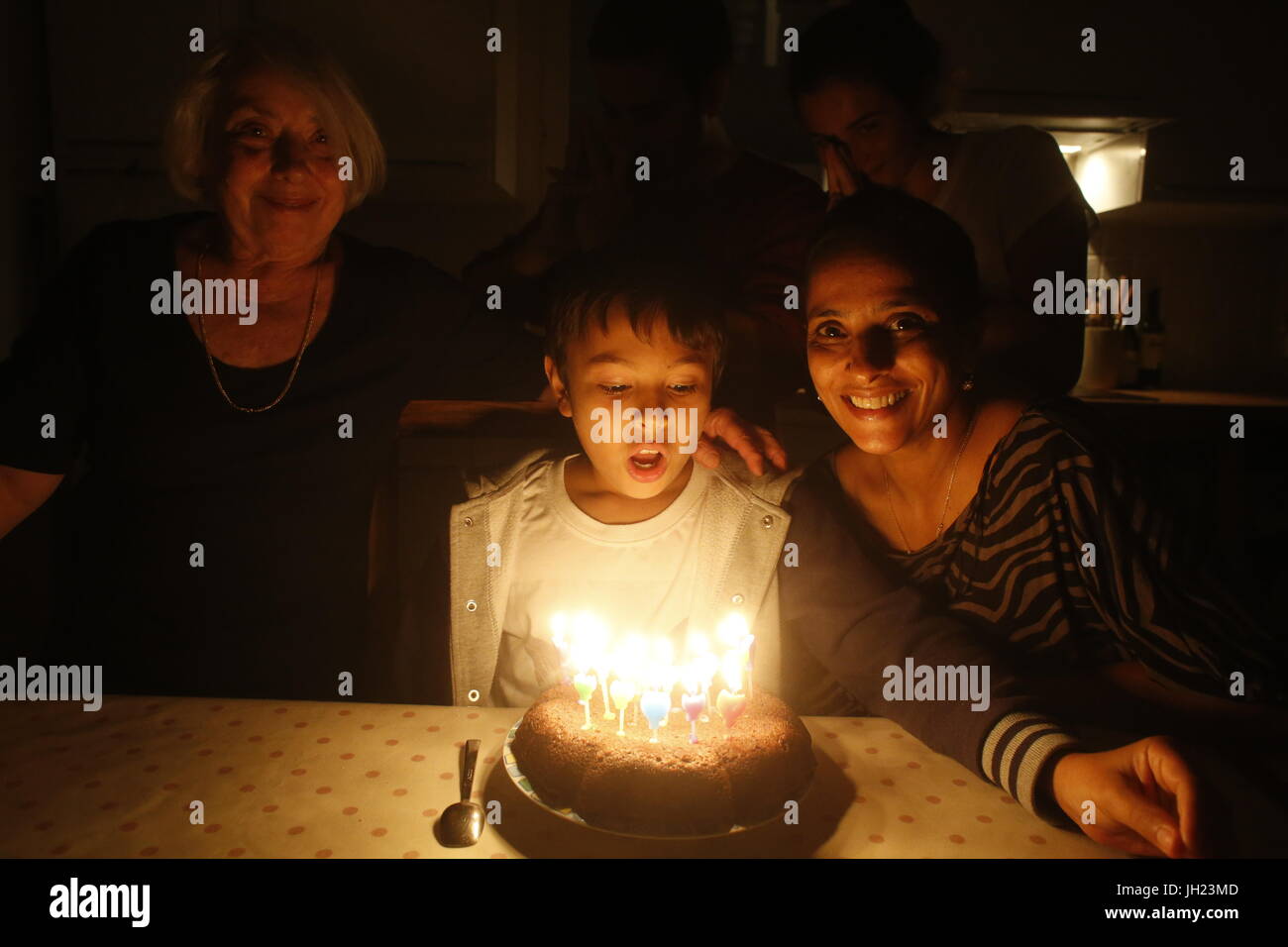 Per il compleanno di Nicola: una torta con 50 candeline rosse