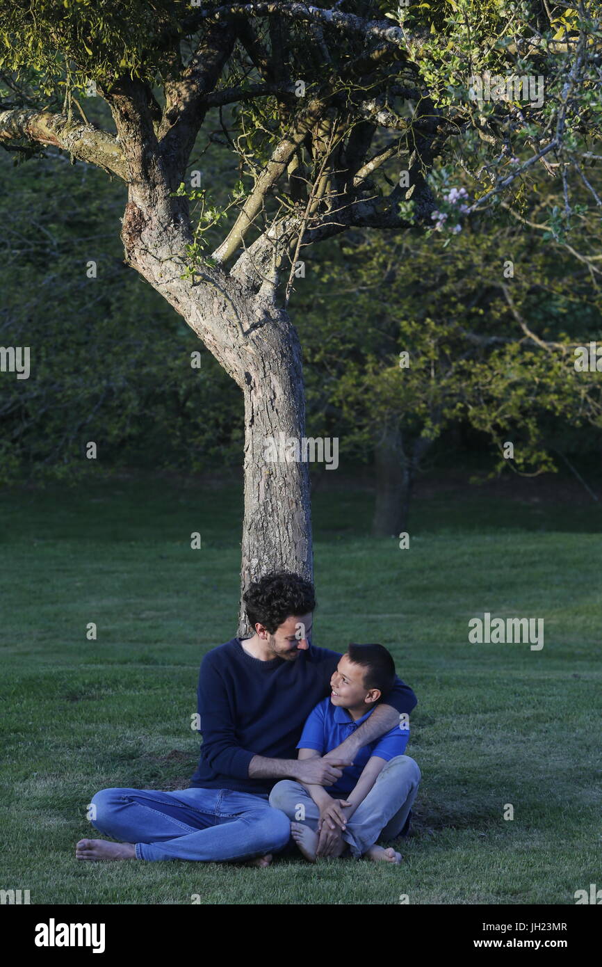 Fratelli seduti in un giardino. La Francia. Foto Stock