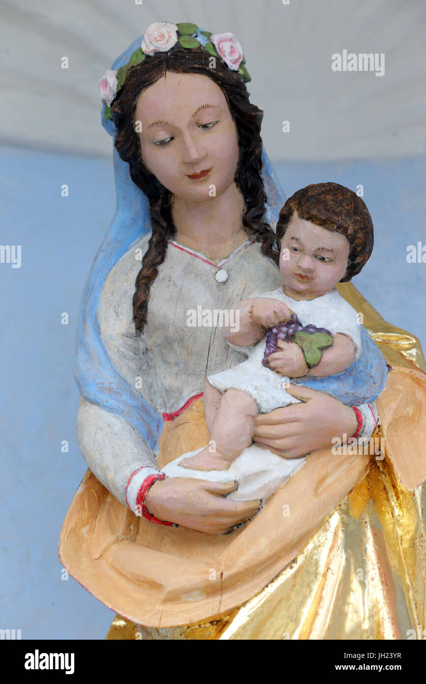 Restauro di Saint Gervais chiesa barocca. Madonna e Bambino statua dopo i lavori di ristrutturazione. La Francia. Foto Stock