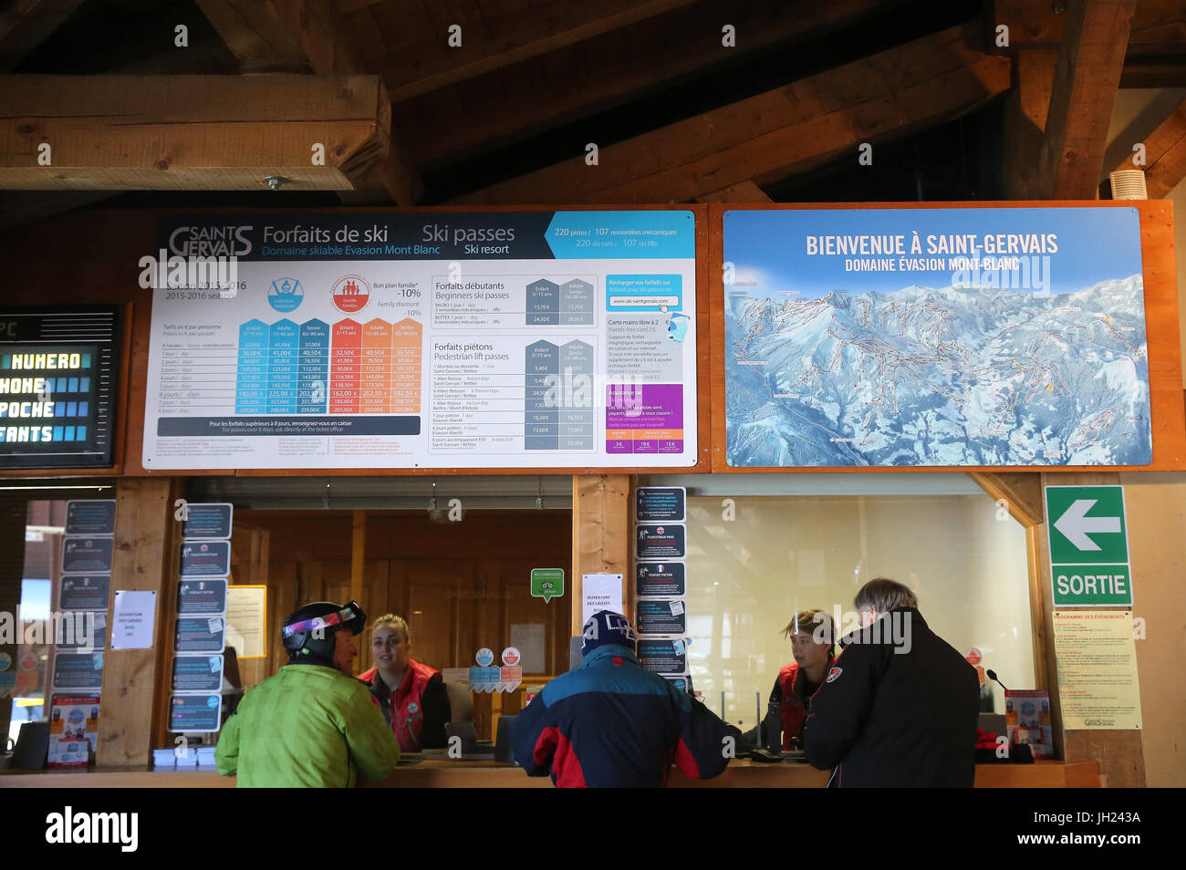 Sulle Alpi francesi. Gli sciatori acquisto ski pass. La Francia. Foto Stock