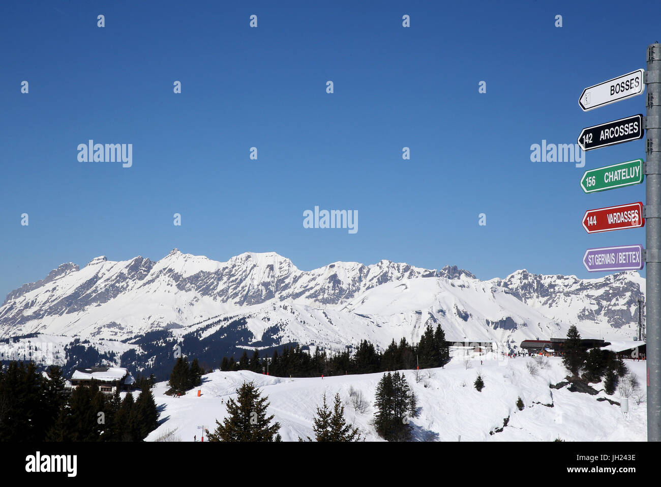 Sulle Alpi francesi. Cartello in campi da sci. La Francia. Foto Stock