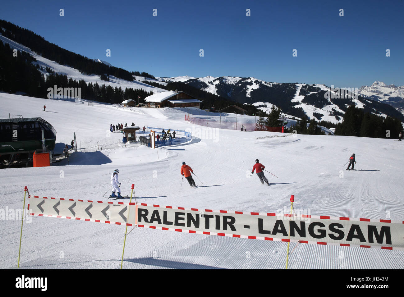 Sulle Alpi francesi. Gli sciatori segno lento. La Francia. Foto Stock