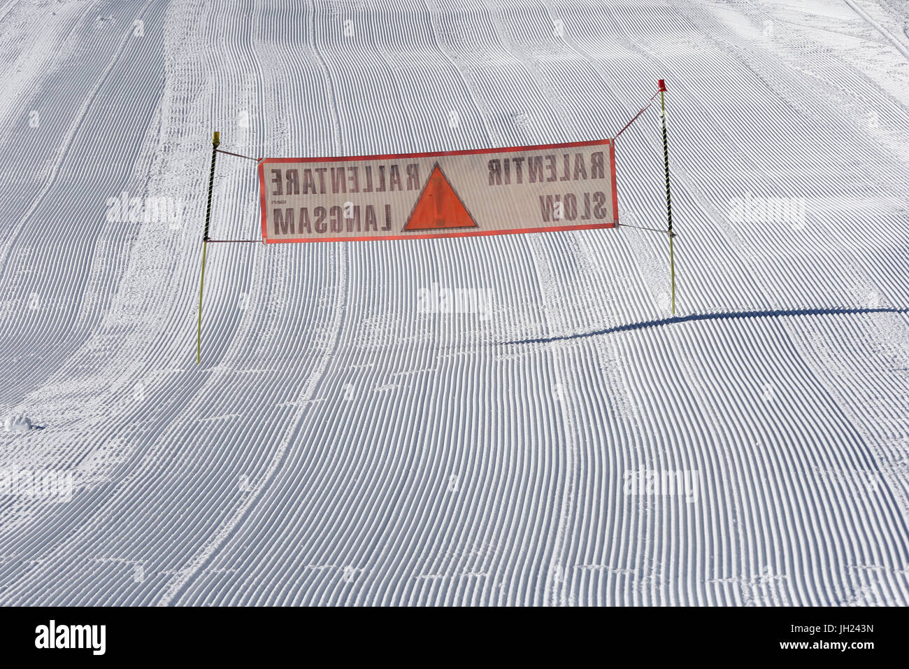 Sulle Alpi francesi. Gli sciatori segno lento. Curate Piste da sci. La Francia. Foto Stock