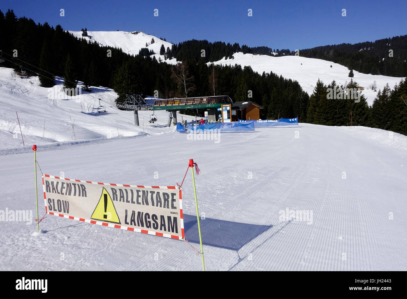 Sulle Alpi francesi. Gli sciatori segno lento. Pista da sci. La Francia. Foto Stock