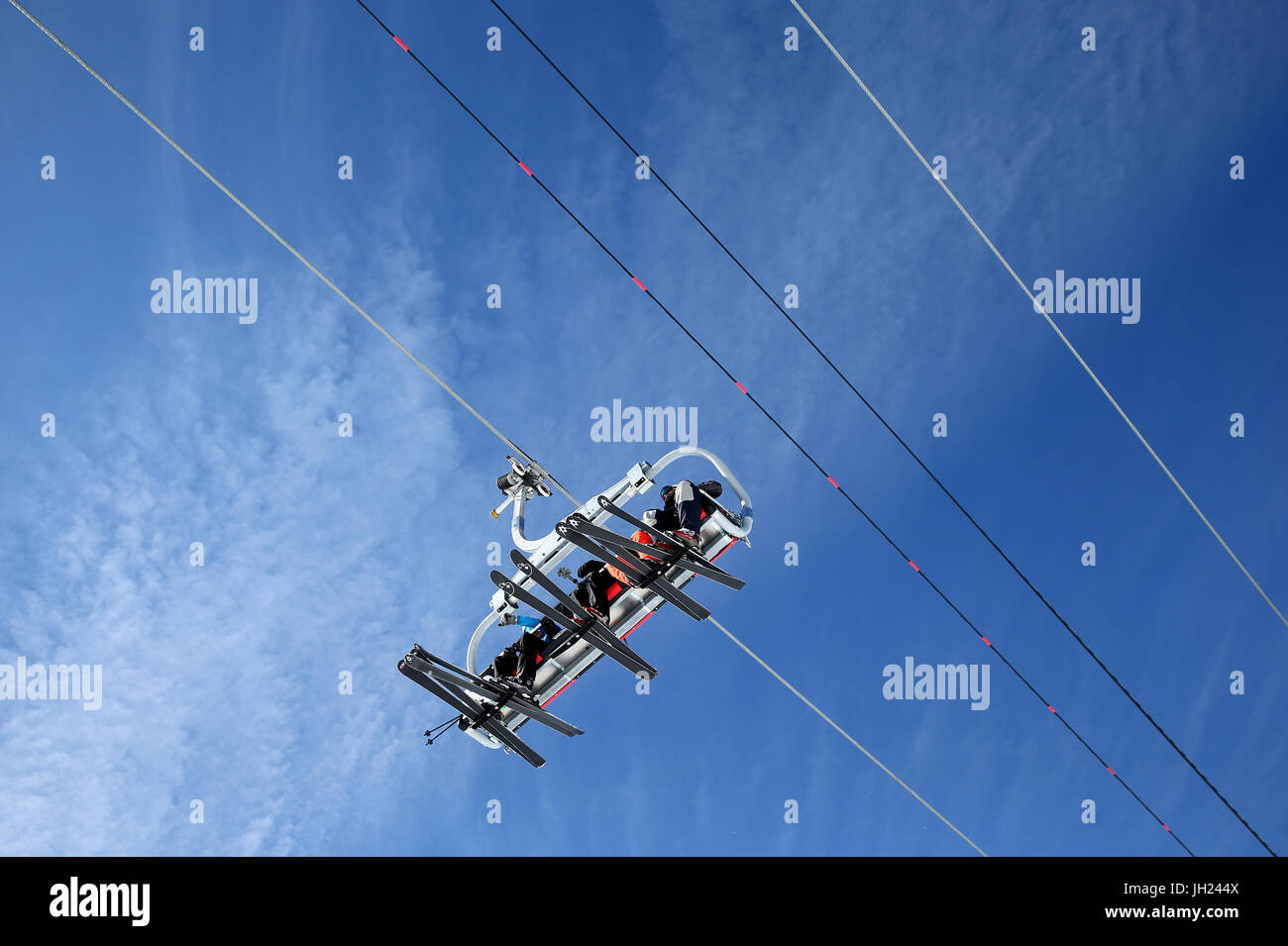Sulle Alpi francesi. Ski lift visto da sotto. La Francia. Foto Stock