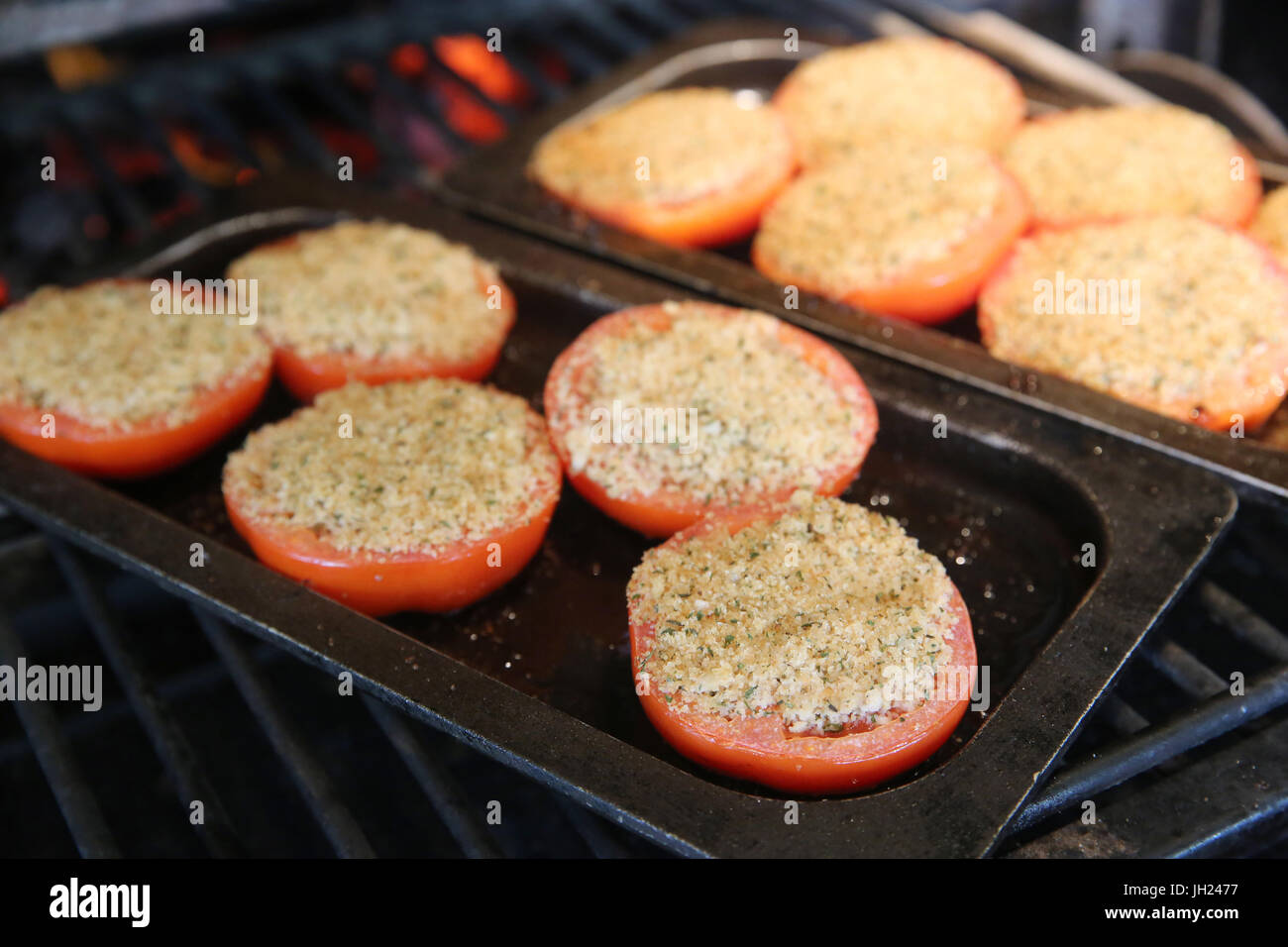 Ristorante. La cucina. Pomodori su un grill. La Francia. Foto Stock