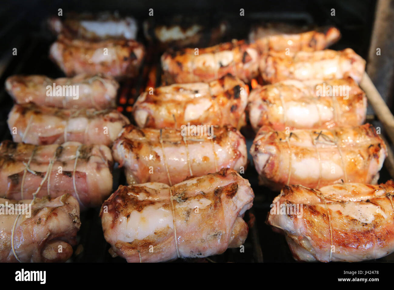 Ristorante. La cucina. Coniglio di cottura sulla griglia. La Francia. Foto Stock