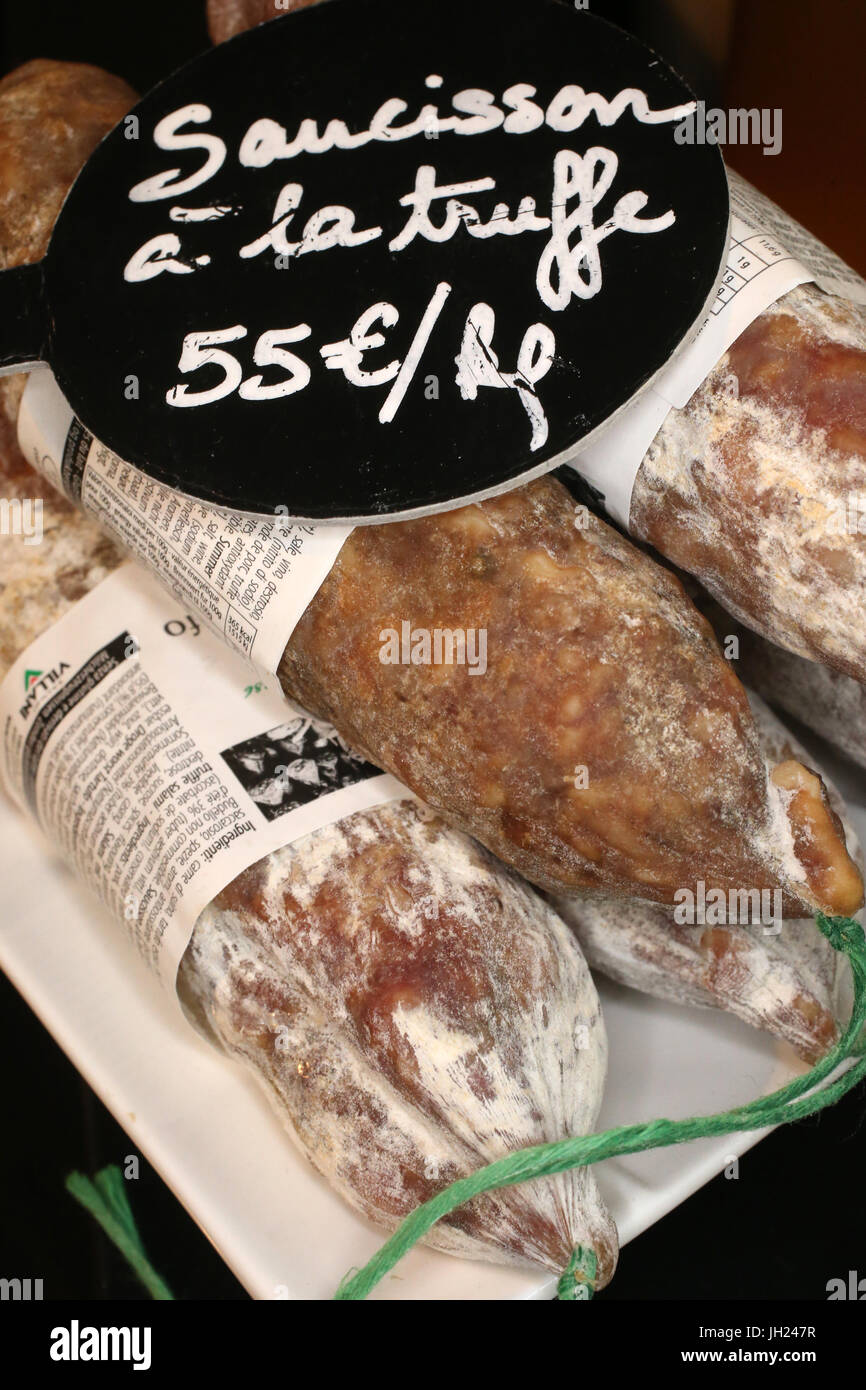 Essiccato sauasage (salsiccia) con tartufo nero. La Francia. Foto Stock