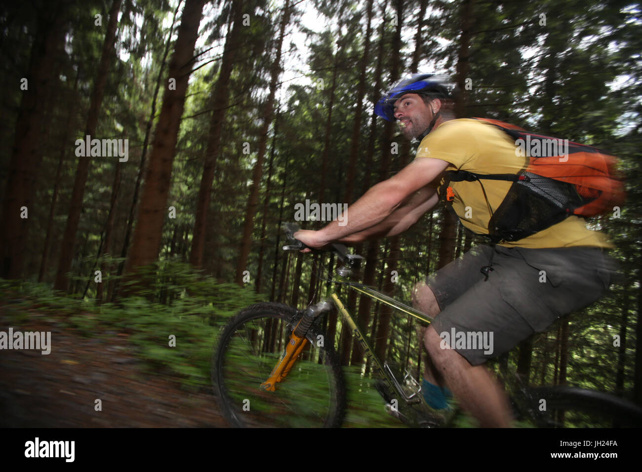 Dre dans le l'Darbon : mountain bike race nelle Alpi francesi. La Francia. Foto Stock