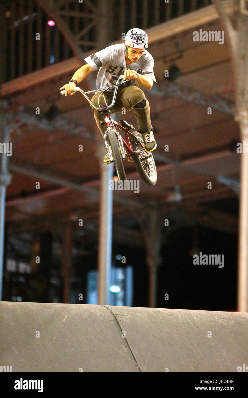 Ponticello di bici presso La Grande Halle de la Villette a Parigi. La Francia. Foto Stock