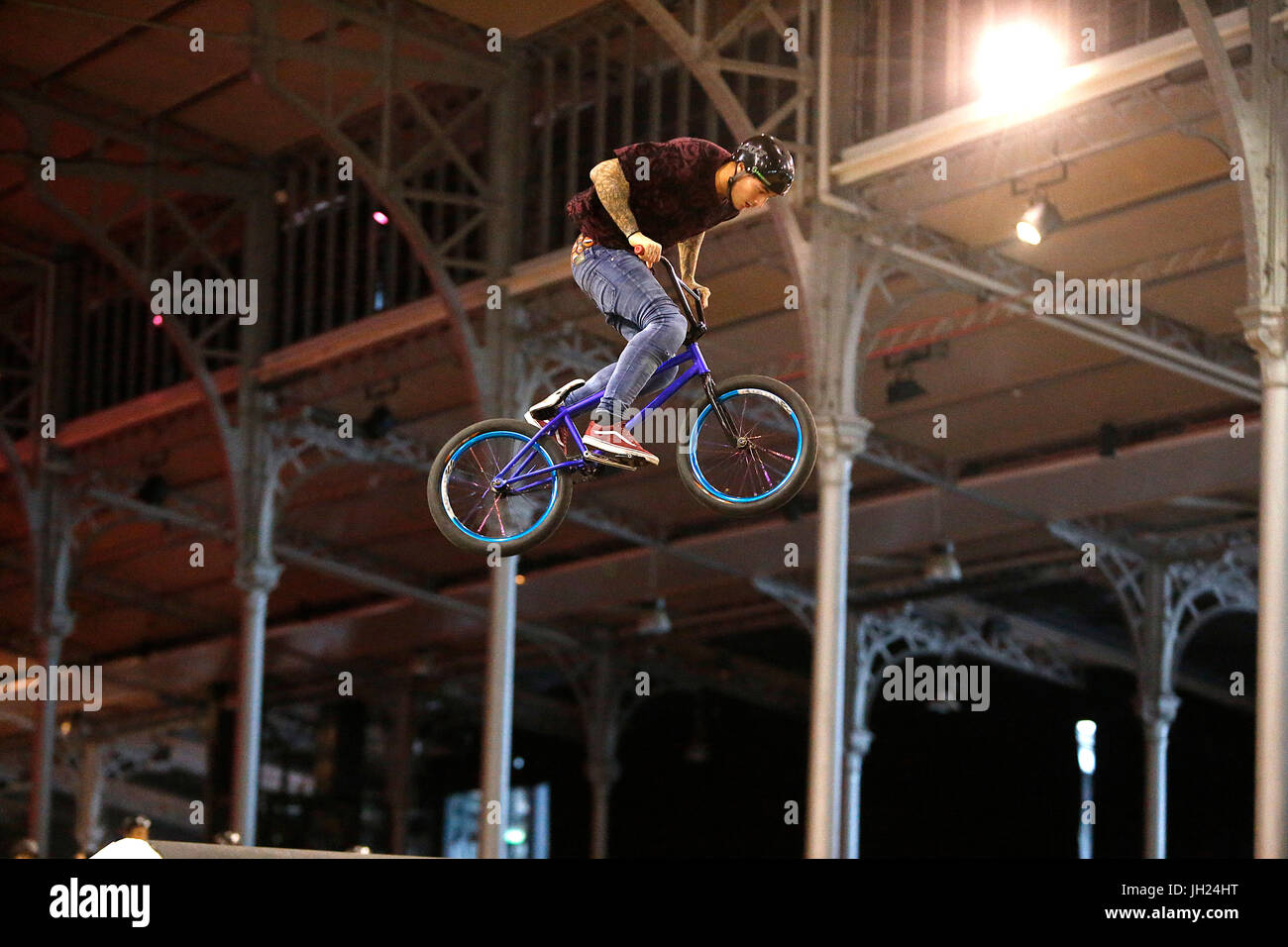 Ponticello di bici presso La Grande Halle de la Villette a Parigi. La Francia. Foto Stock