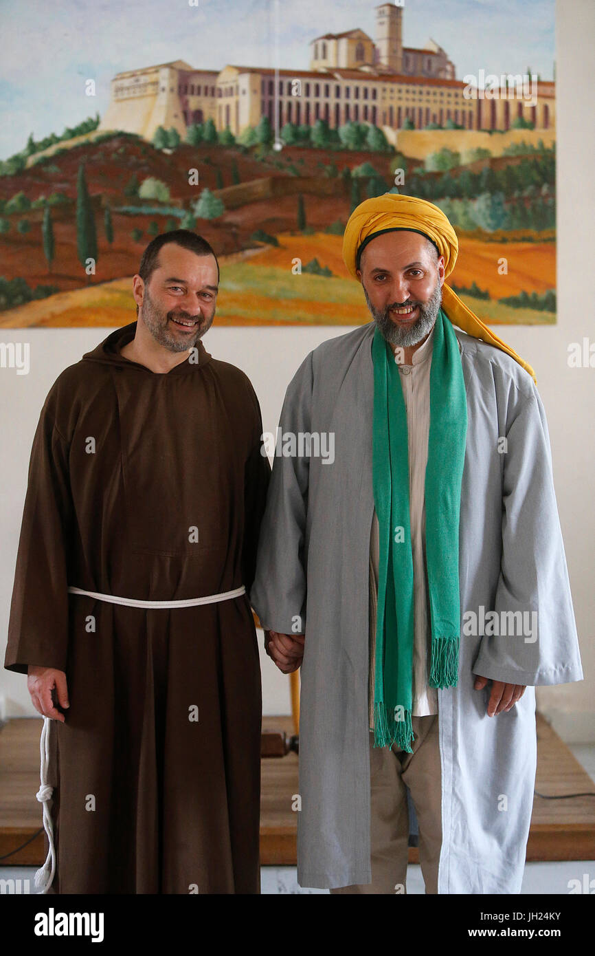 Frate cappuccino Fratel Pascal tenendo le mani con Hajj Abd el Hafid  Benchouk, un Sufi Naqshbandi musulmano. La Francia Foto stock - Alamy