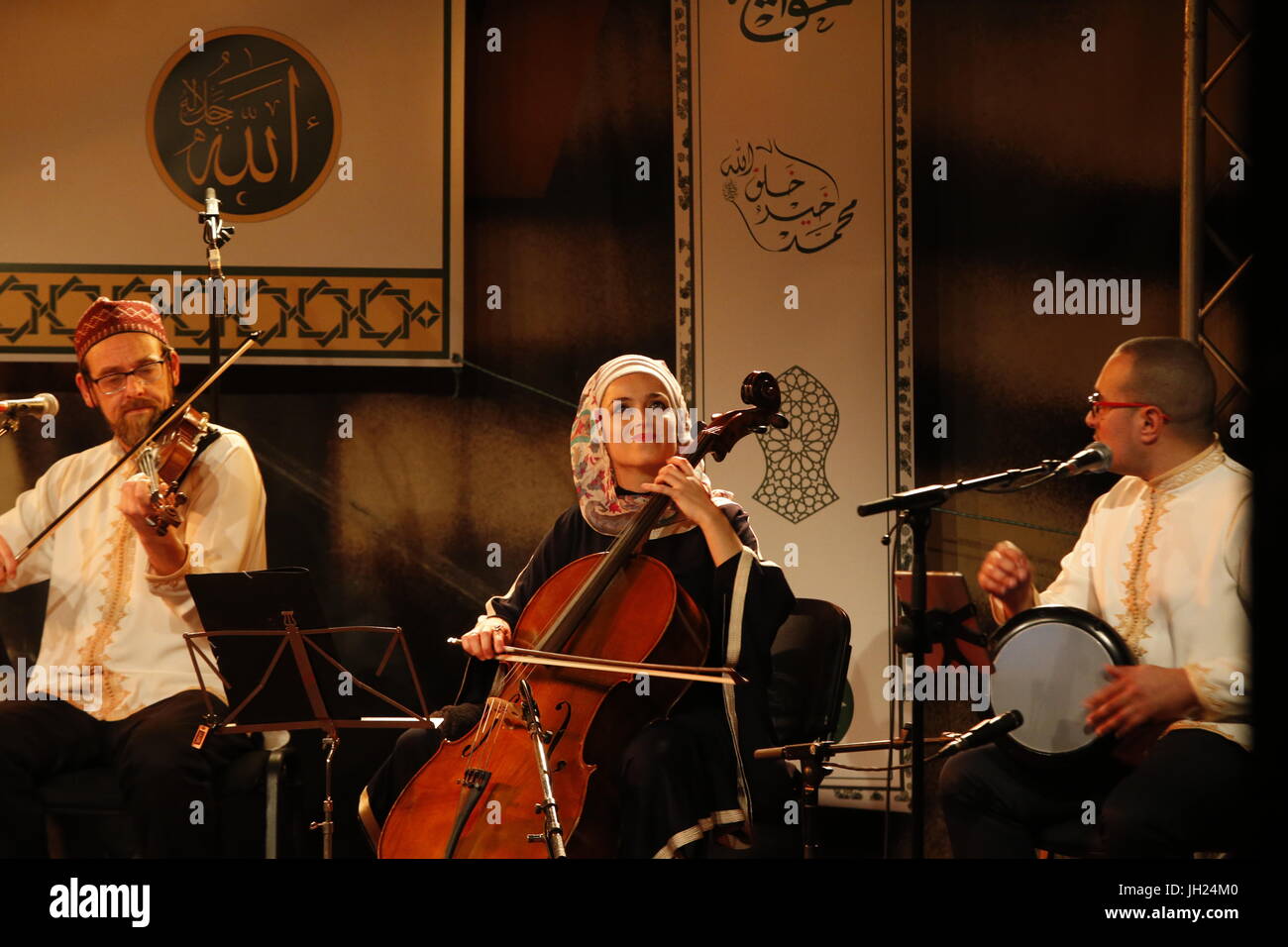 Al-Firdaus banda sufi di eseguire presso il nuovo mattino, Parigi. La Francia. Foto Stock