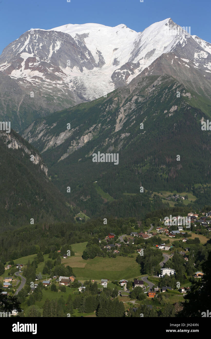 Sulle Alpi francesi. Massiccio del Monte Bianco. Saint Nicolas de Veroce village. La Francia. Foto Stock