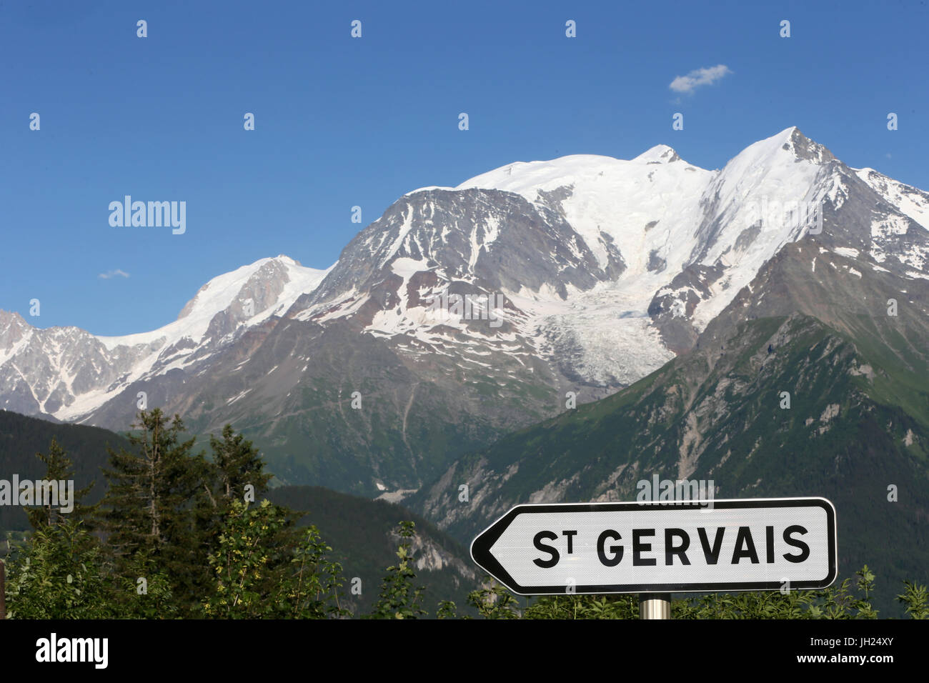 Sulle Alpi francesi. Massiccio del Monte Bianco. Firmare la strada : Saint Gervais. La Francia. Foto Stock
