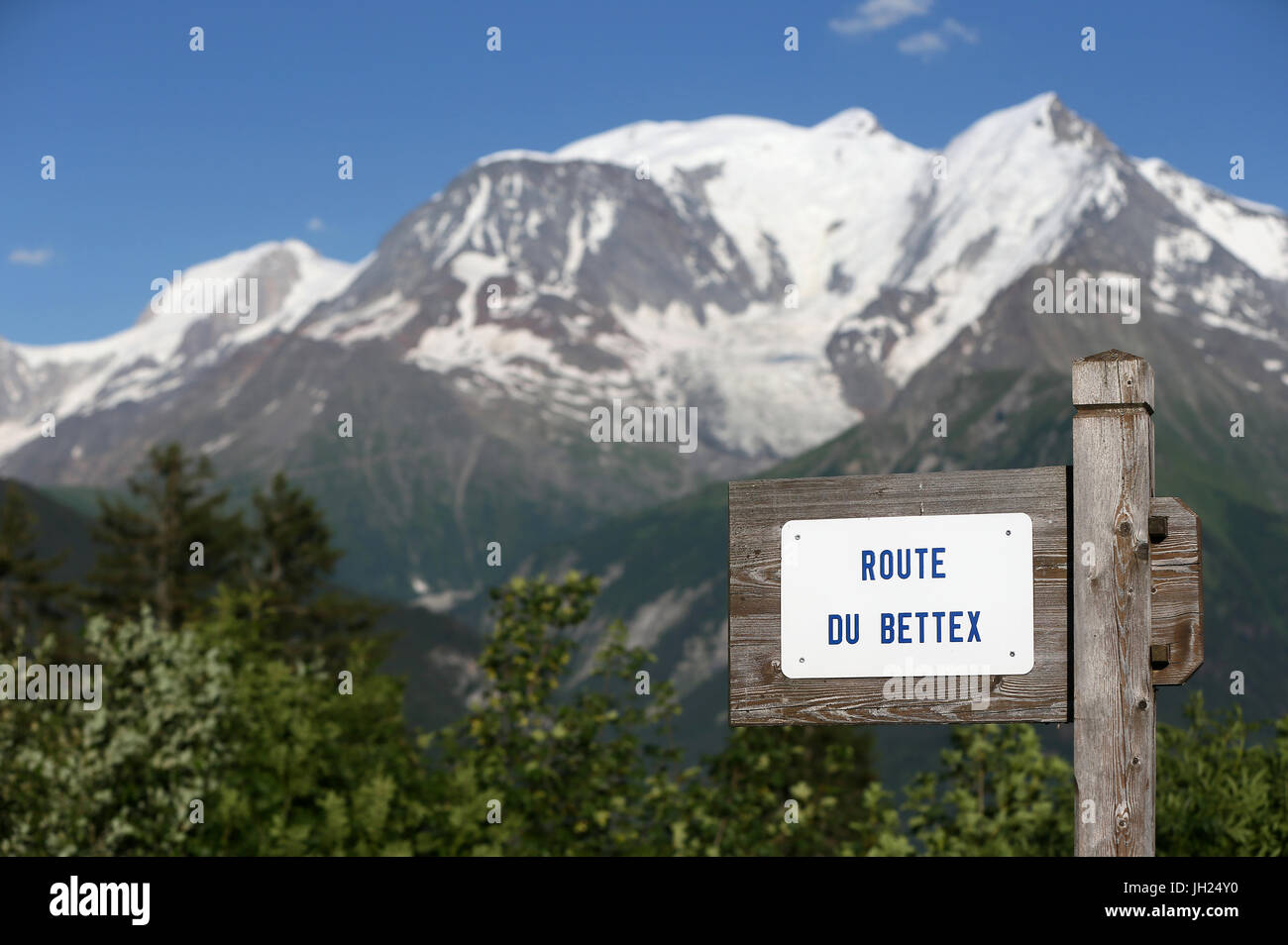 Sulle Alpi francesi. Massiccio del Monte Bianco. Strada segno : Bettex. La Francia. Foto Stock