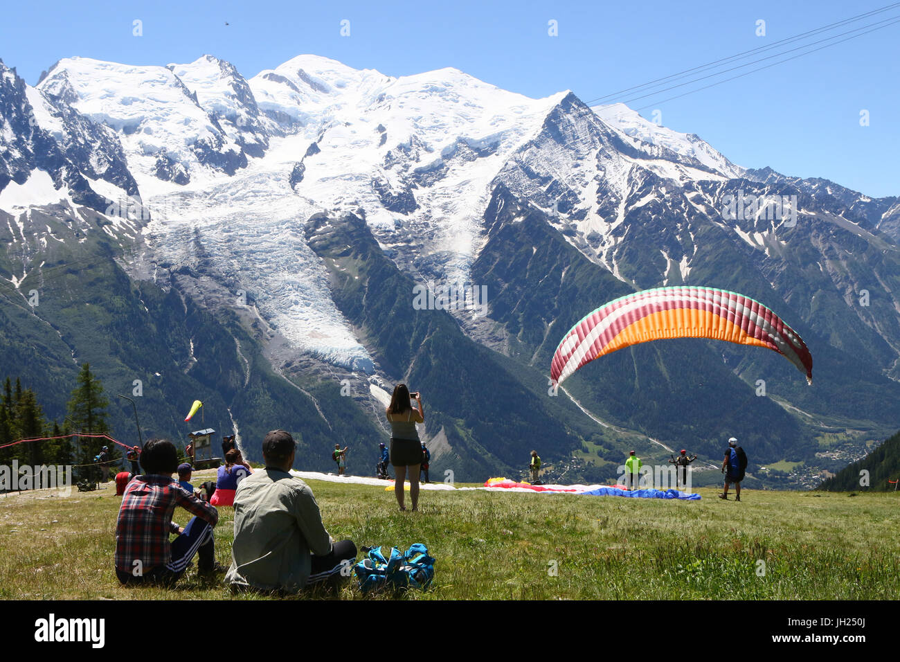 Sulle Alpi francesi. Massiccio del Monte Bianco. Paraglading. La Francia. Foto Stock