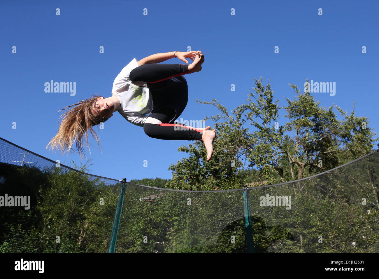 Ragazza di saltare sul trampolino. La Francia. Foto Stock