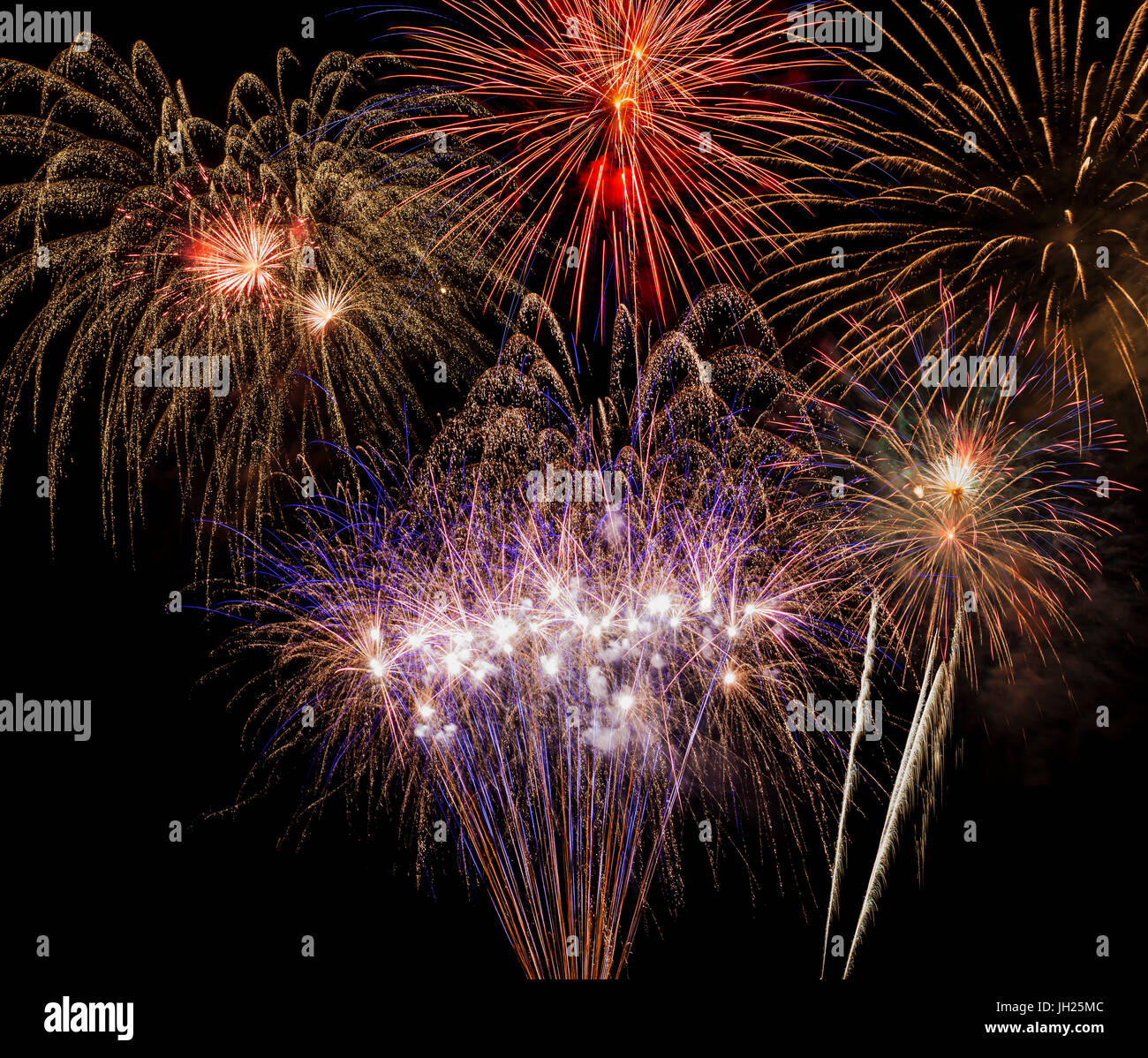 Fuochi d'artificio colorati di vari colori nel cielo notturno Foto Stock