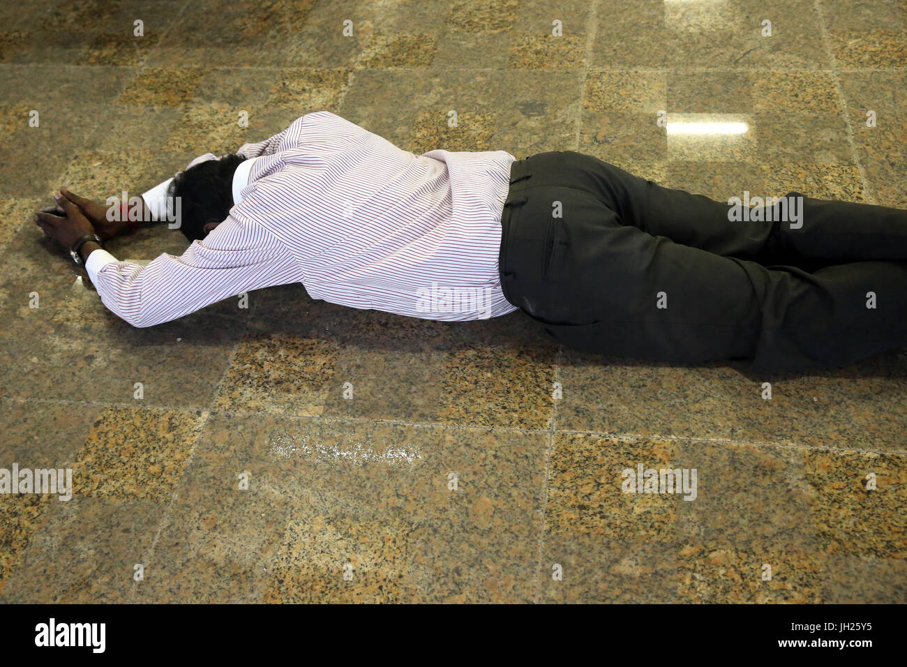 Sri Thendayuthapani tempio indù (Chettiars' tempio). Indian uomo che prega. Singapore. Foto Stock