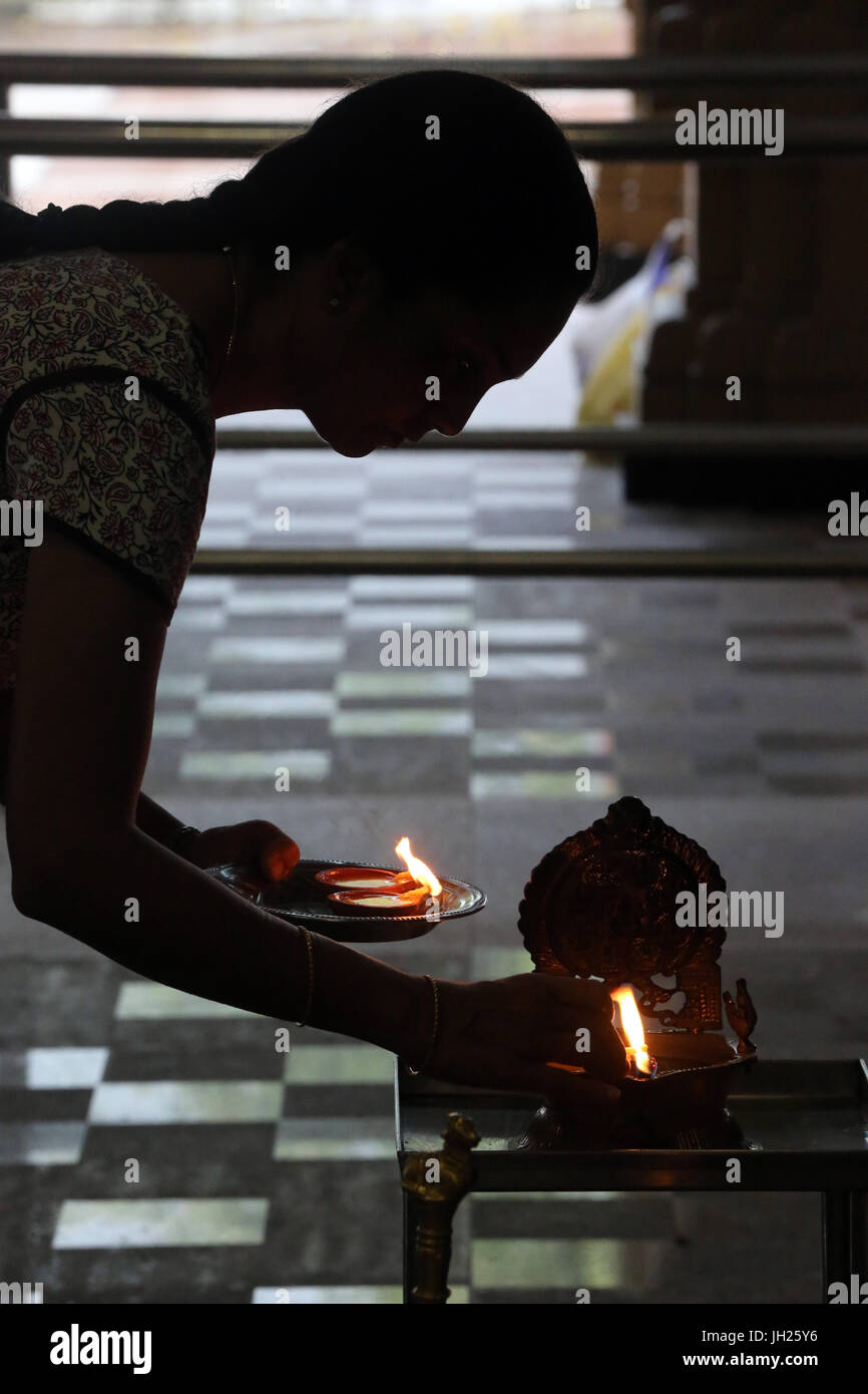 Sri Thendayuthapani tempio indù (Chettiars' tempio). Donna indiana pregando. Singapore. Foto Stock