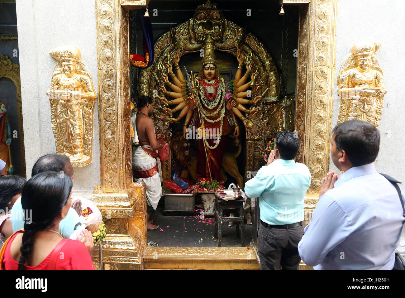 Sri Veeramakaliamman tempio indù. Divinità indù : Sri Lakshmi Durgai. Con 3 gli occhi onnipotente e 18 mani lei Protegge e dona la pace la prosperità di un Foto Stock