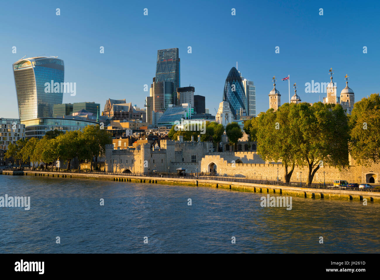 Vista del quartiere finanziario della City di Londra e la Torre di Londra, London, England, Regno Unito, Europa Foto Stock