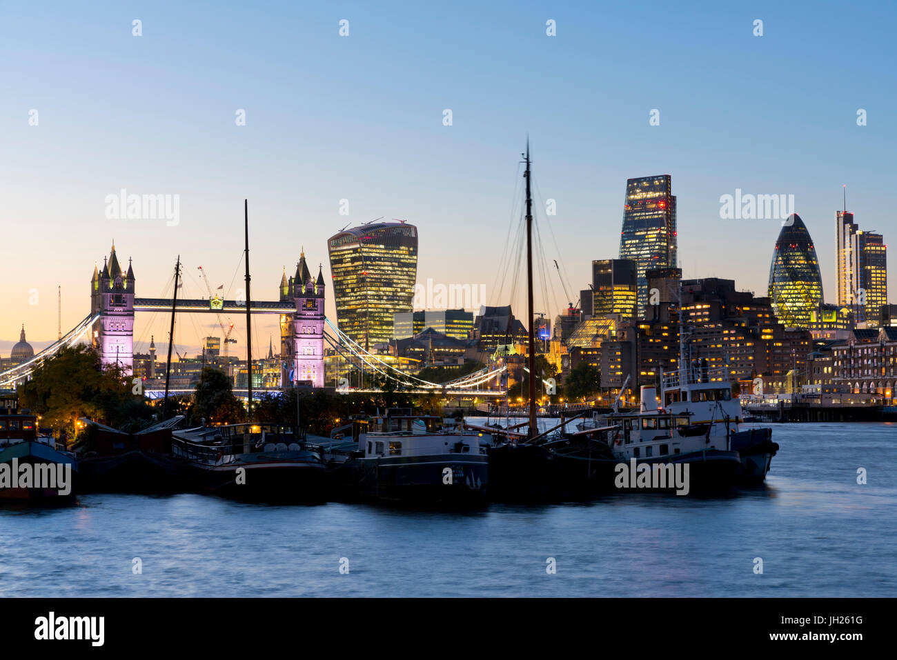 Vista del quartiere finanziario della City di Londra, il Tower Bridge e il fiume Tamigi, London, England, Regno Unito, Europa Foto Stock