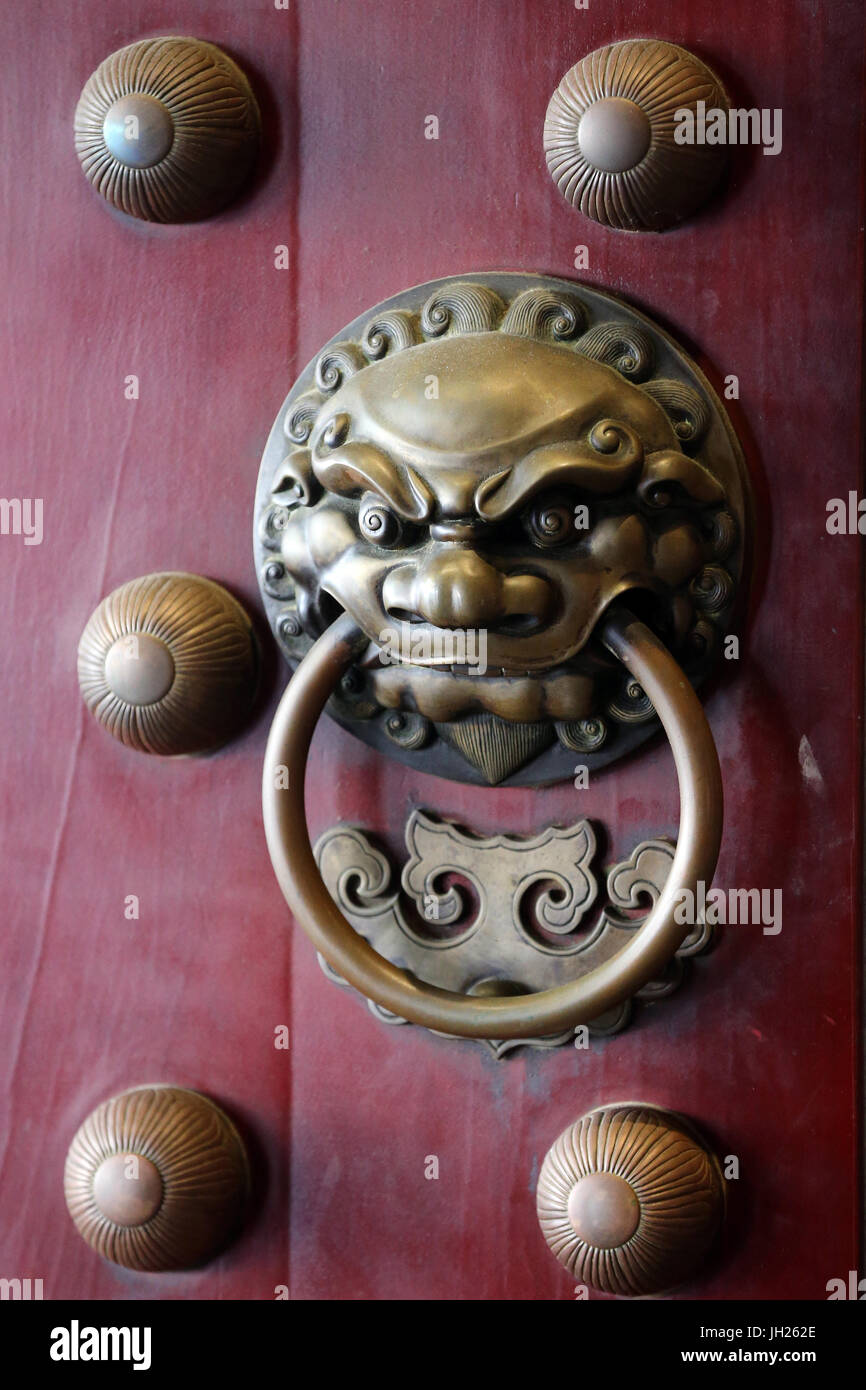 Dente del Buddha reliquia tempio in Chinatown. Tradizionale cinese rossa porta con una maniglia di Lion. Singapore. Foto Stock