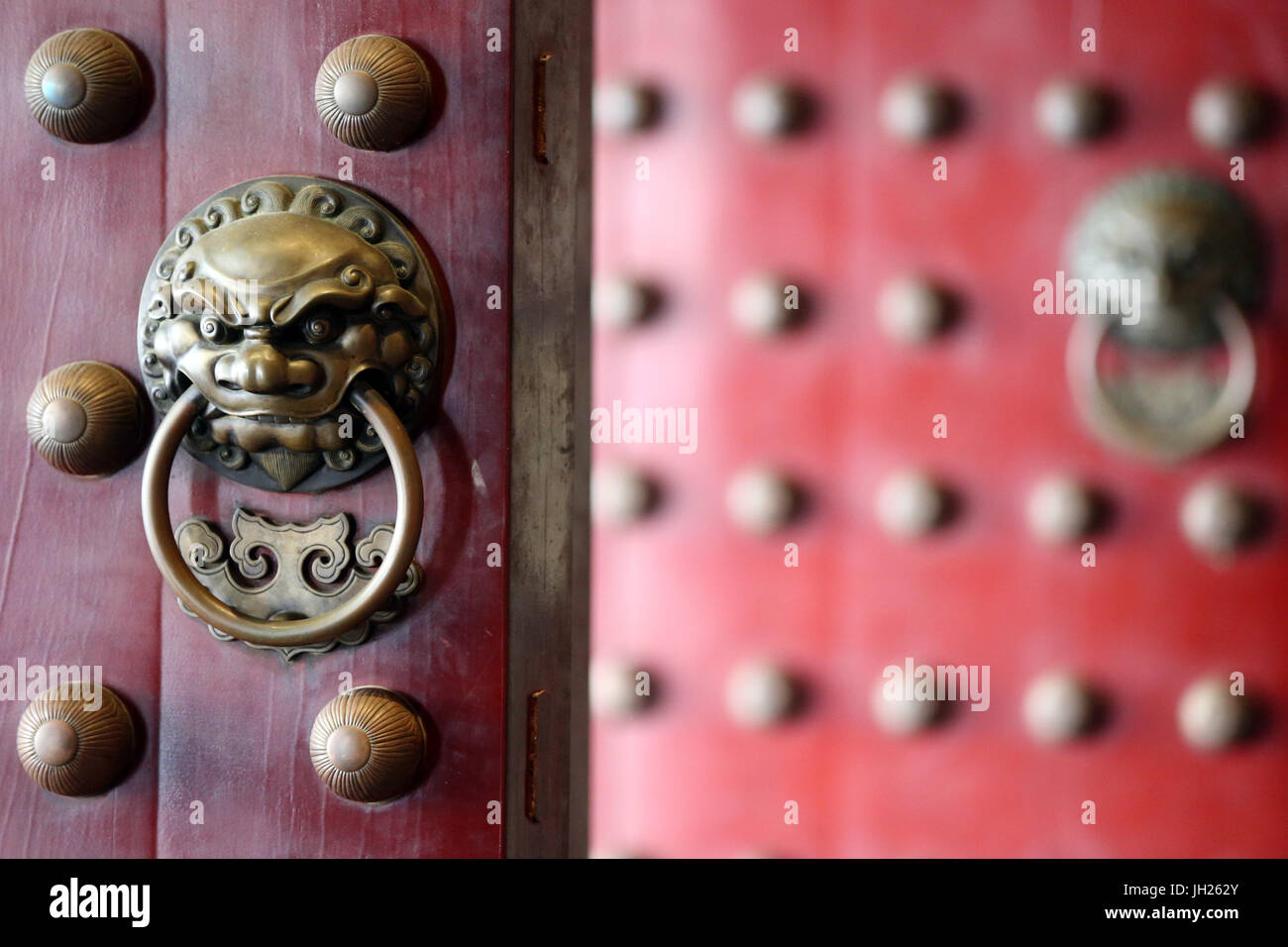 Dente del Buddha reliquia tempio in Chinatown. Tradizionale cinese rossa porta con una maniglia di Lion. Singapore. Foto Stock