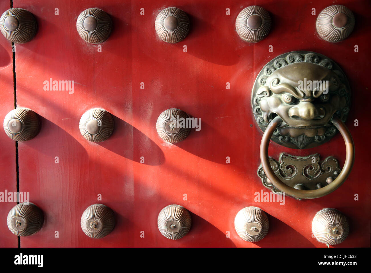 Dente del Buddha reliquia tempio in Chinatown. Tradizionale cinese rossa porta con una maniglia di Lion. Singapore. Foto Stock
