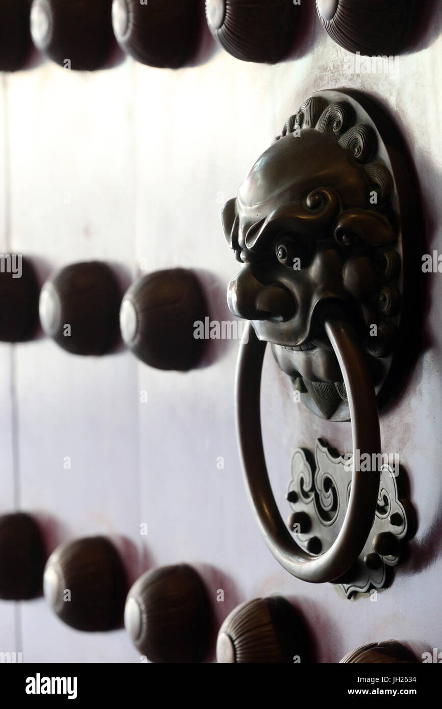 Dente del Buddha reliquia tempio in Chinatown. Tradizionale cinese rossa porta con una maniglia di Lion. Singapore. Foto Stock