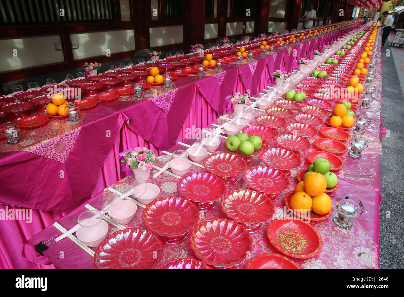 Dente del Buddha reliquia tempio in Chinatown. Cerimonia Ullambana. Il cibo è offerto agli antenati durante l'annuale Festival di Ghost. Singapore. Foto Stock