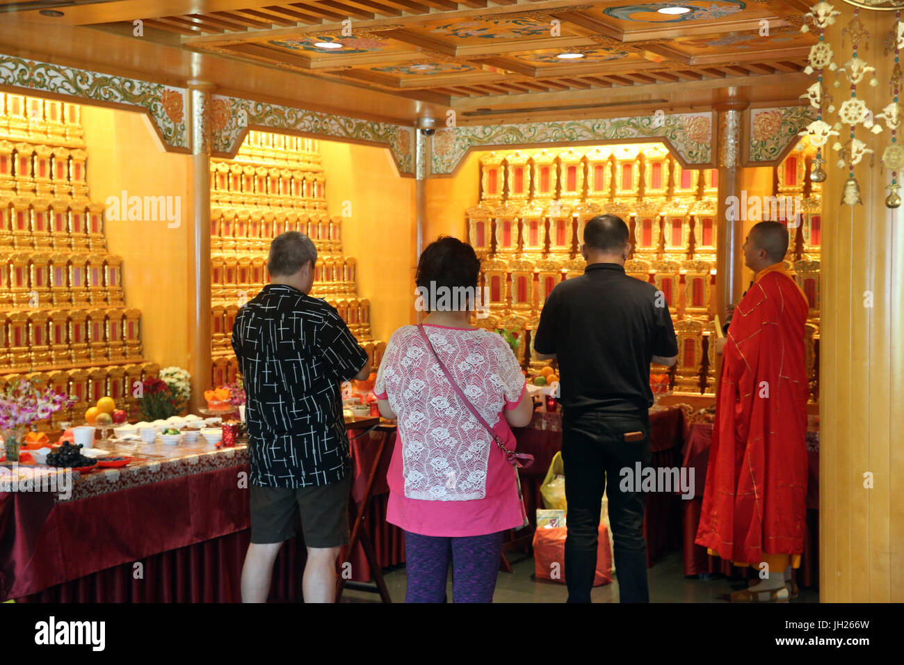 Dente del Buddha reliquia tempio in Chinatown. Sala ancestrale. Cerimonia. Singapore. Foto Stock