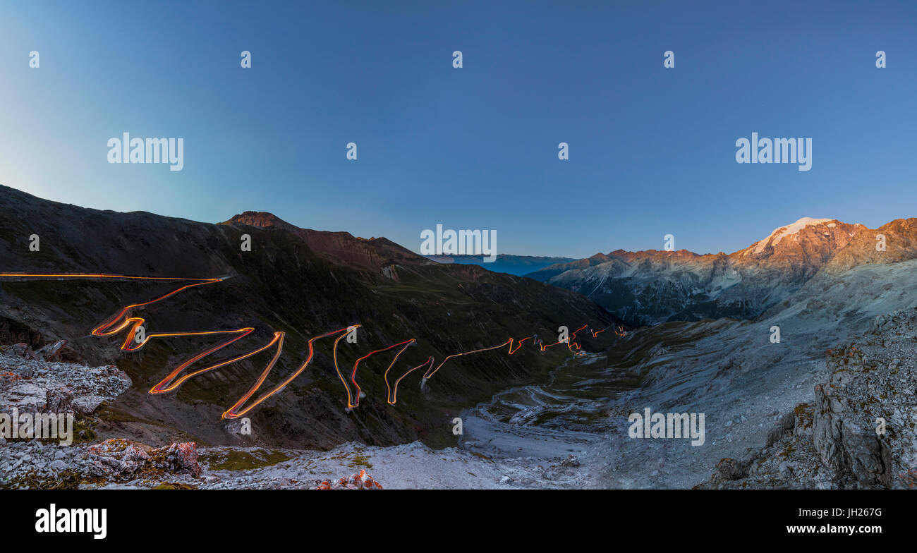 Panorama di luci di Auto trace al crepuscolo, Passo Stelvio, Valtellina, Lombardia, Trentino Alto Adige, Italia, Europa Foto Stock