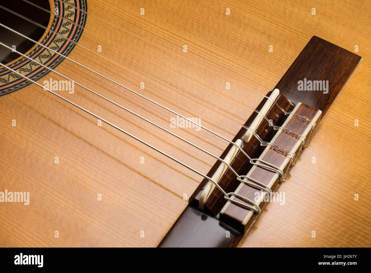 Un dettaglio di un classico della chitarra di legno con le stringhe Foto Stock