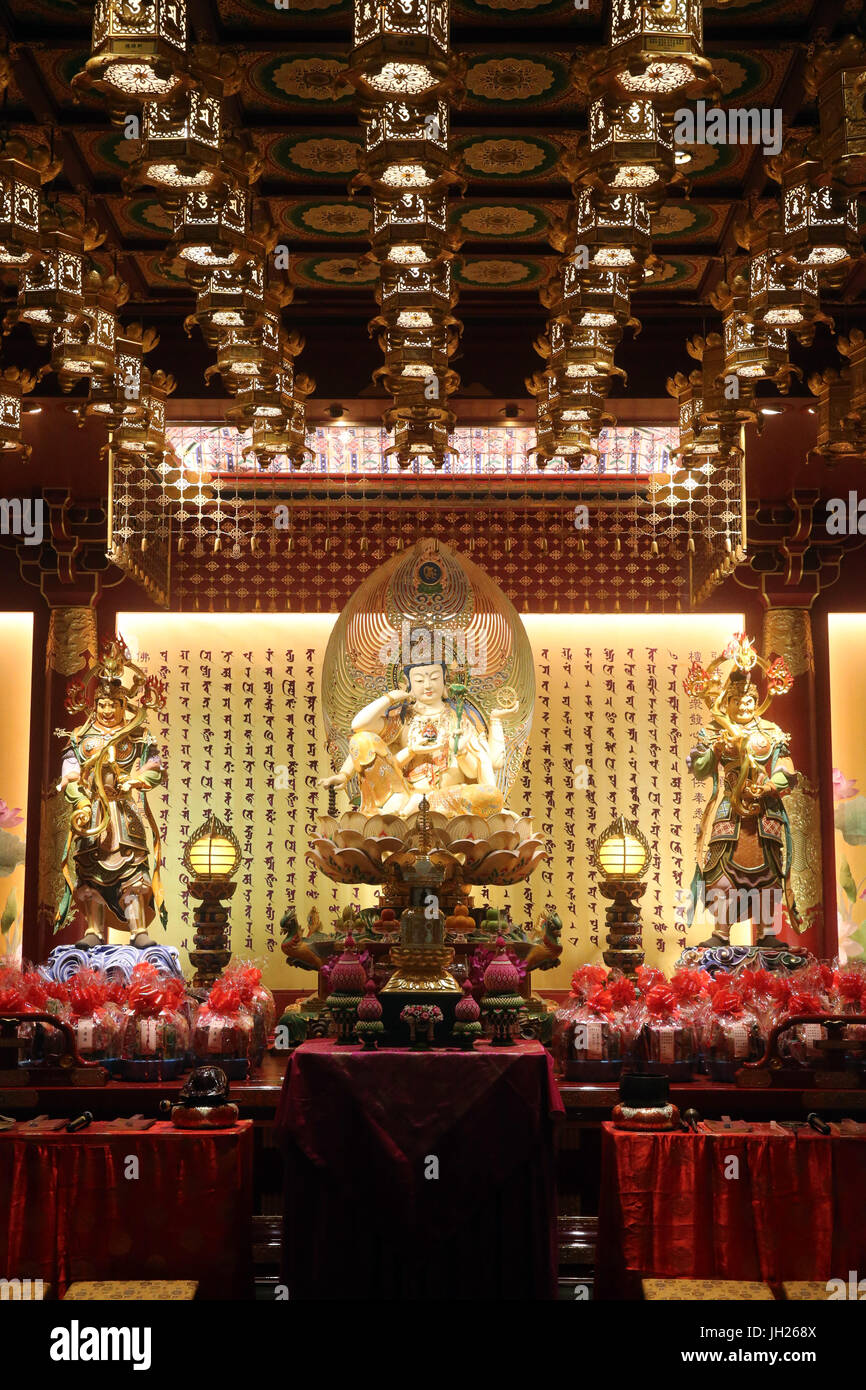 Dente del Buddha reliquia tempio in Chinatown. Buddha Cintamanicakra Bodhisattva Avalokitesvara statua. Singapore. Foto Stock