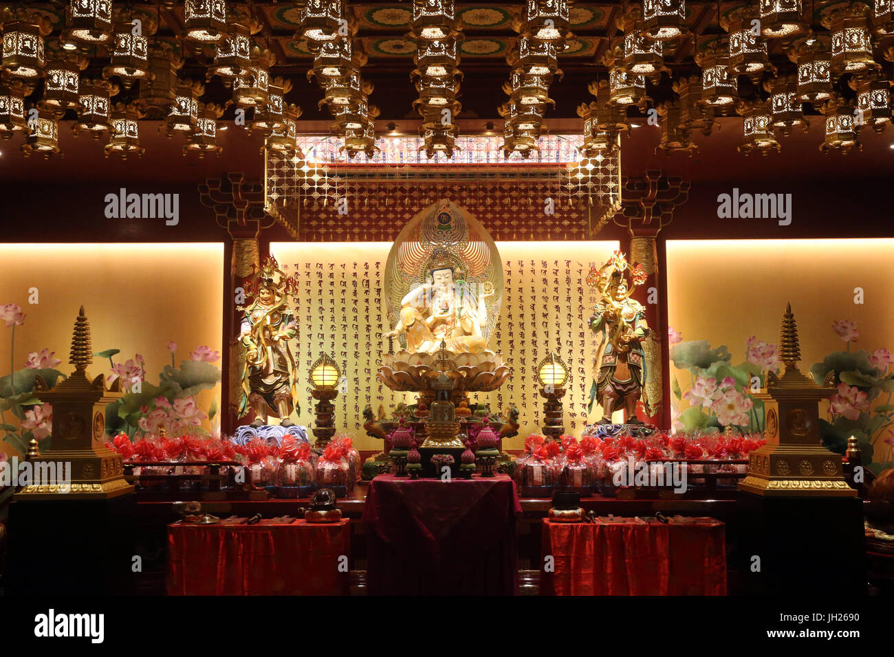 Dente del Buddha reliquia tempio in Chinatown. Buddha Cintamanicakra Bodhisattva Avalokitesvara statua. Singapore. Foto Stock