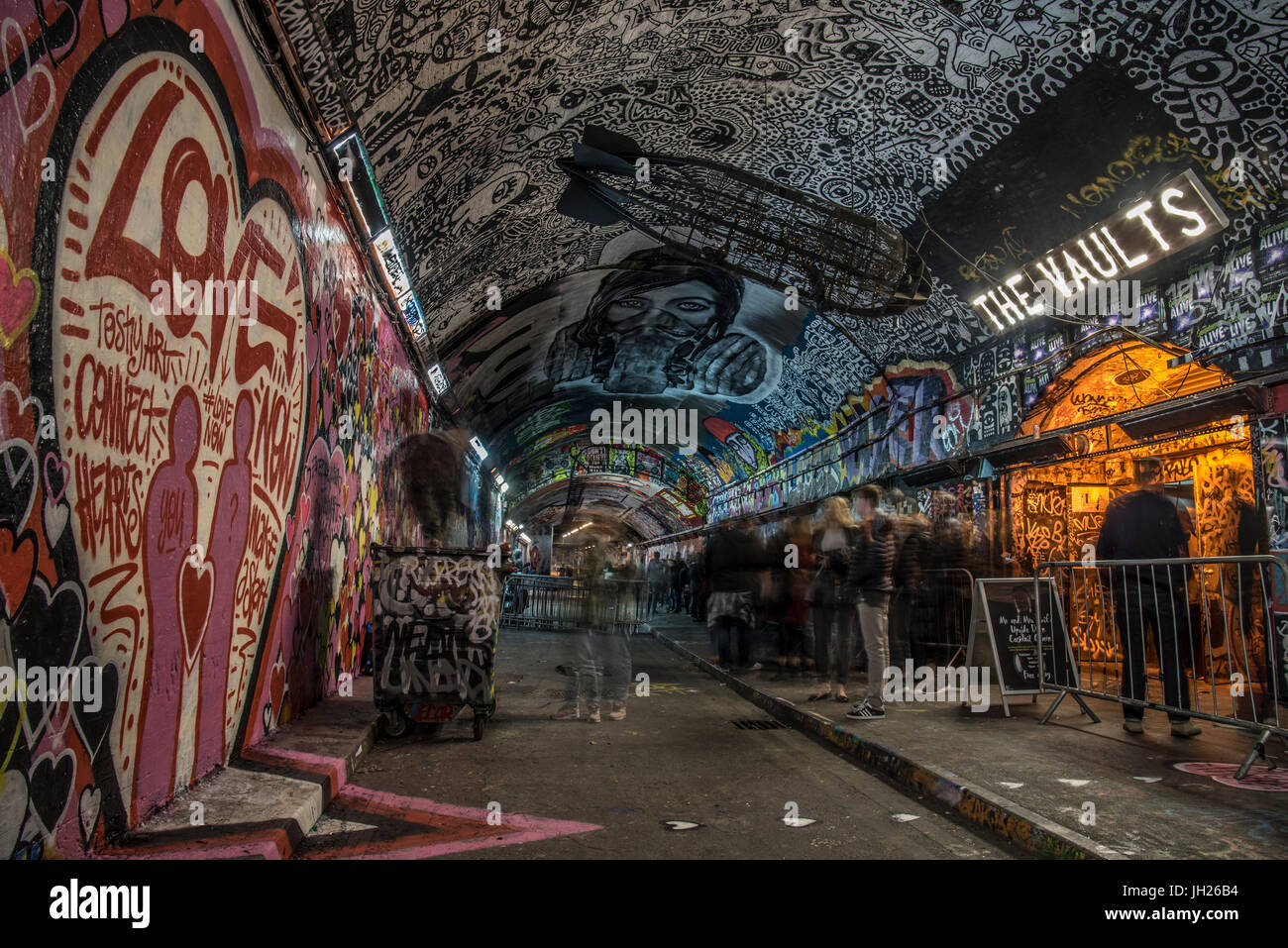 Artisti di graffiti e persone in attesa di una mostra a volte in Leake Street Tunnel in London, England, Regno Unito, Europa Foto Stock