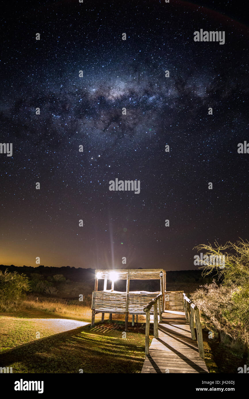 La Via Lattea su una piattaforma di osservazione al Hlosi Game Lodge in Amakhala Game Reserve in Capo orientale, Sud Africa Foto Stock