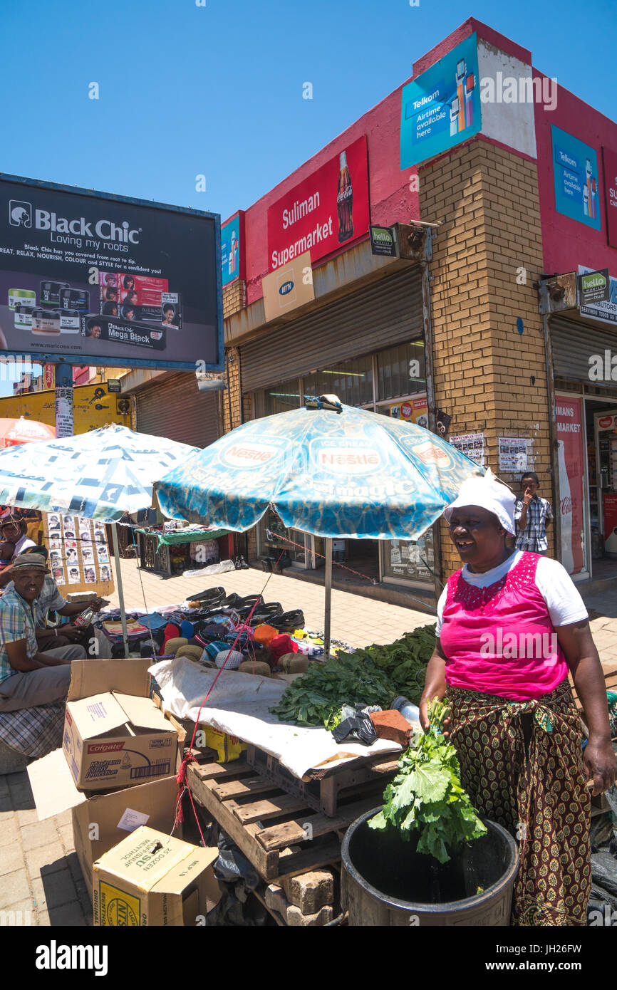 Scena di strada con il venditore vegetali nel cuore di Soweto (South Western Township), Johannesburg, Sud Africa e Africa Foto Stock