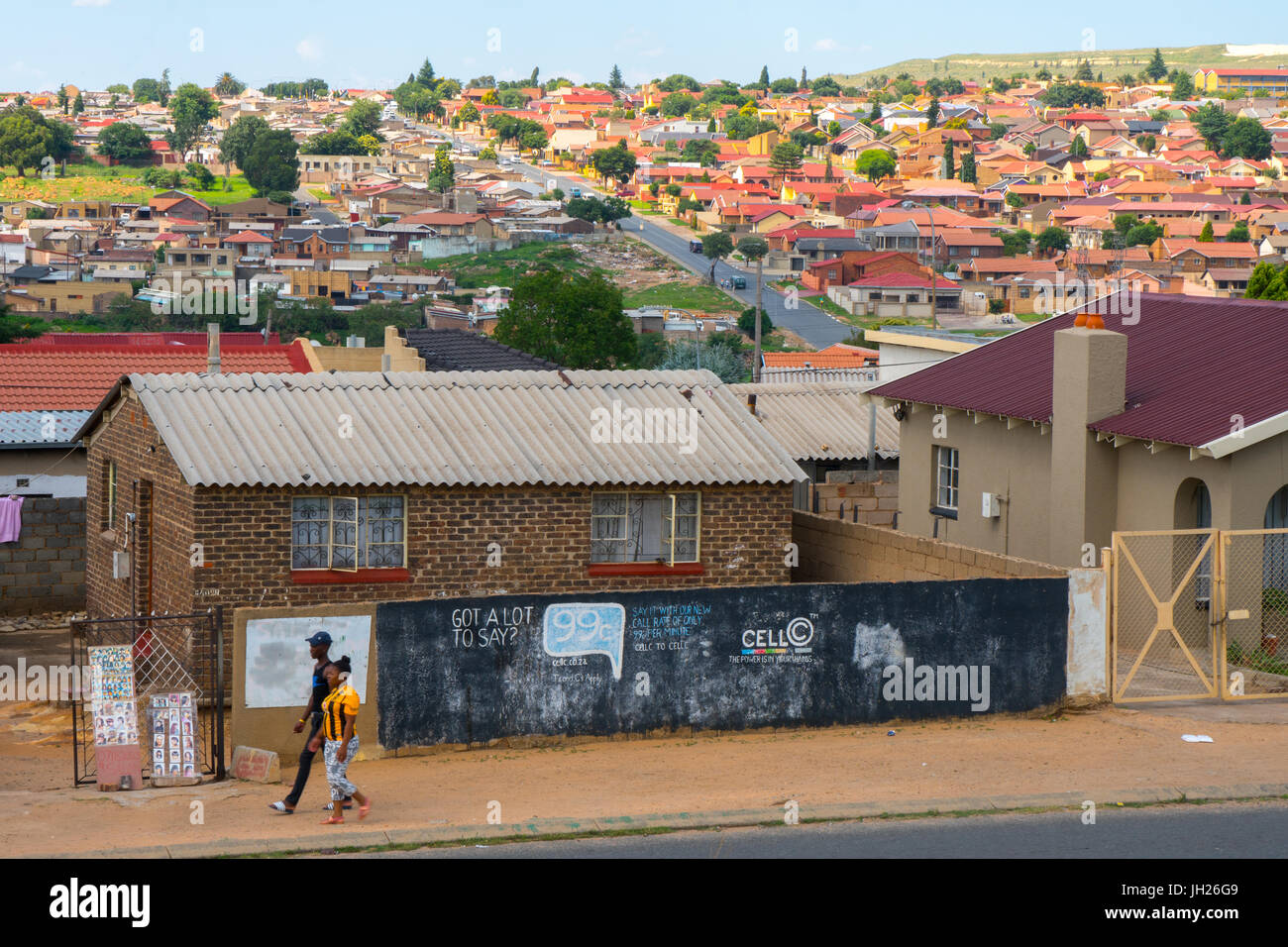 Il volto mutevole di Soweto con la scatola originale in primo piano, Soweto, Johannesburg, Sud Africa Foto Stock