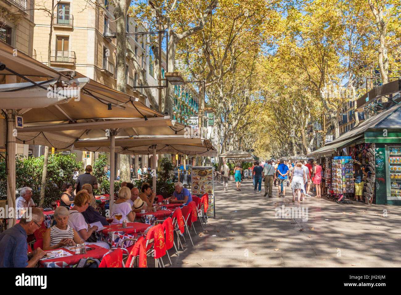 Pavement cafe ristorante sulla Rambla Las Ramblas boulevard promenade attraverso barcellona catalogna (Catalunya), Spagna Foto Stock