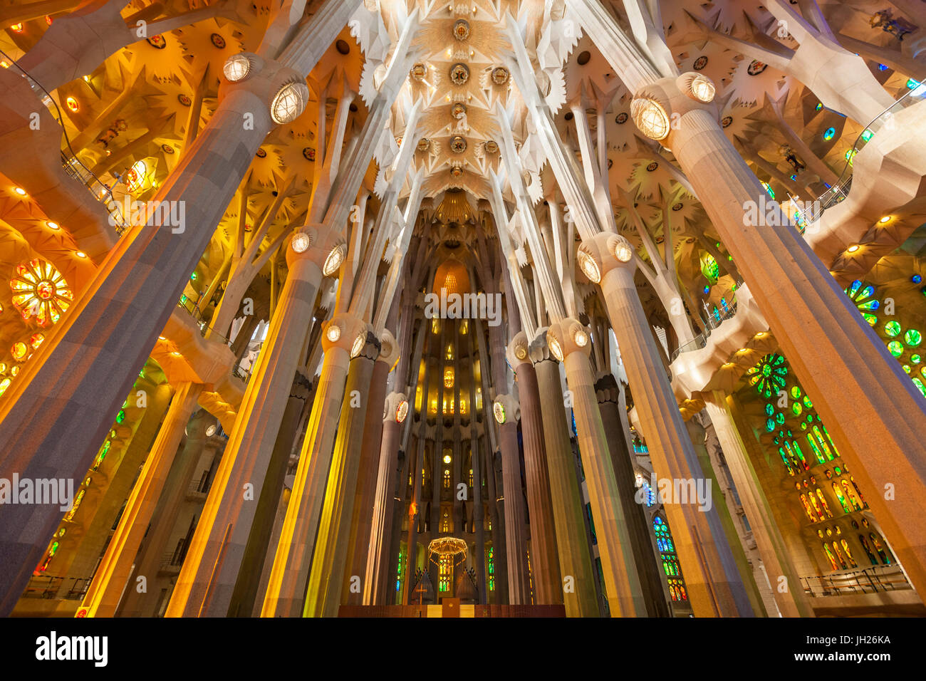 La chiesa della Sagrada Familia, basilica interno con finestre di vetro macchiate di Antoni Gaudi, UNESCO, Barcellona, in Catalogna, Spagna Foto Stock