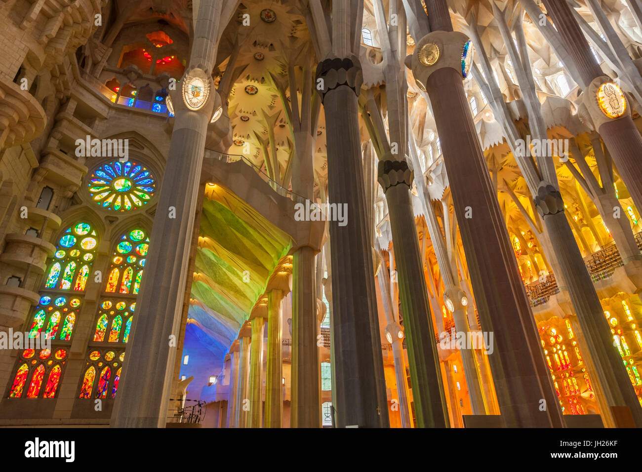 La chiesa della Sagrada Familia, basilica interno con finestre di vetro macchiate di Antoni Gaudi, UNESCO, Barcellona, in Catalogna, Spagna Foto Stock