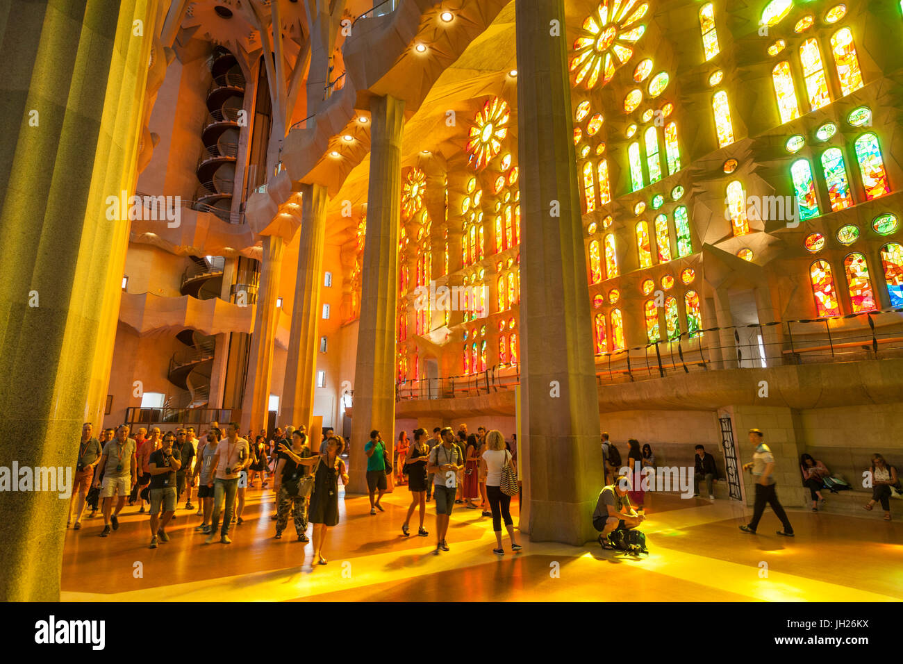 La chiesa della Sagrada Familia, basilica interno con finestre di vetro macchiate di Antoni Gaudi, UNESCO, Barcellona, in Catalogna, Spagna Foto Stock